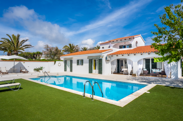 Villa dengan taman yang indah dan kolam renang dari Spanyol